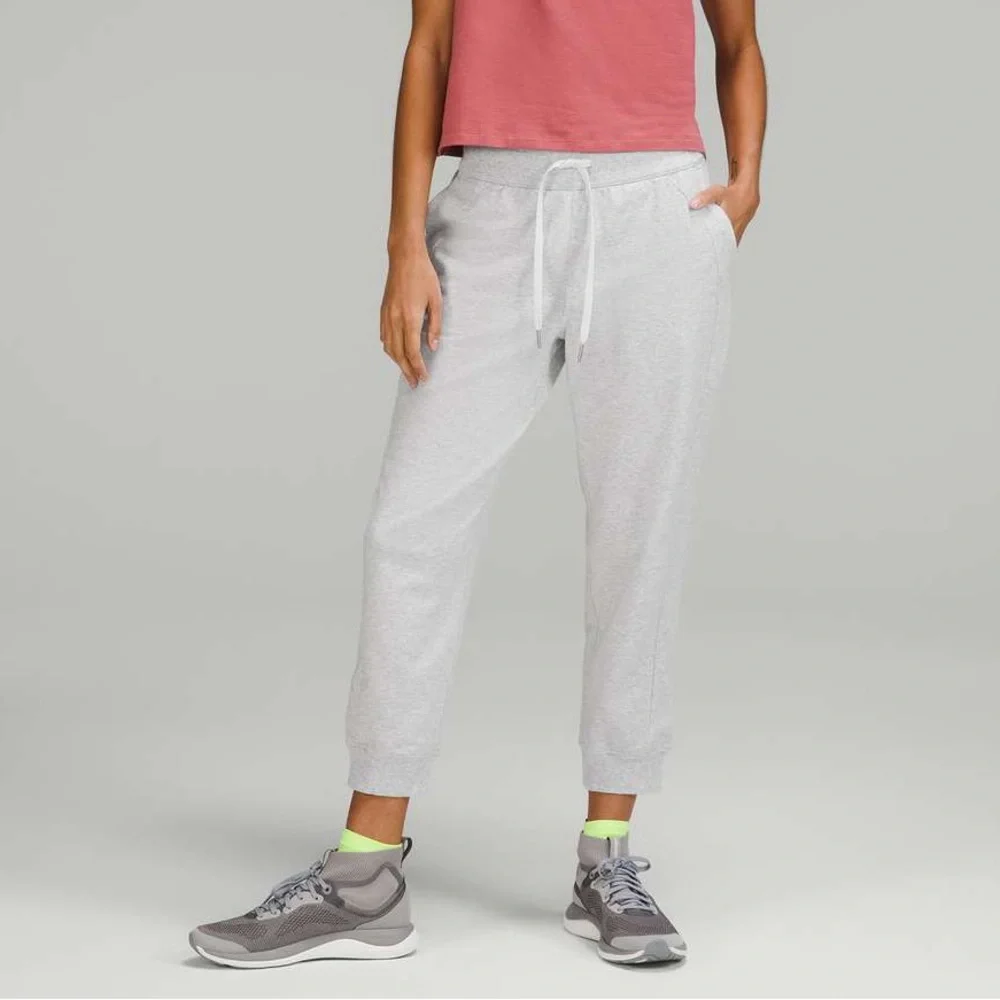 Lululemon Cropped Joggers. Size 6 - Picture 2 of 7